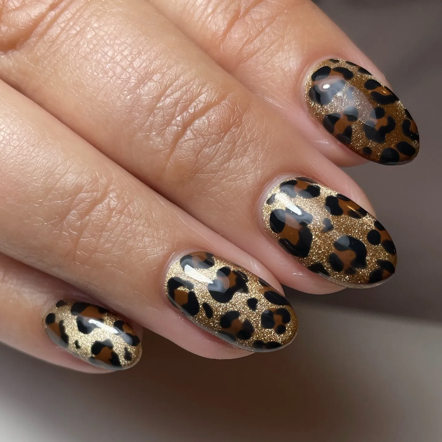 You can’t go wrong with classic gold sparkle and black spots, and @stephie_nails makes it feel fresh with high-gloss shine and almond tips. These Leopard Print Nails are a staple set you’ll never get tired of.