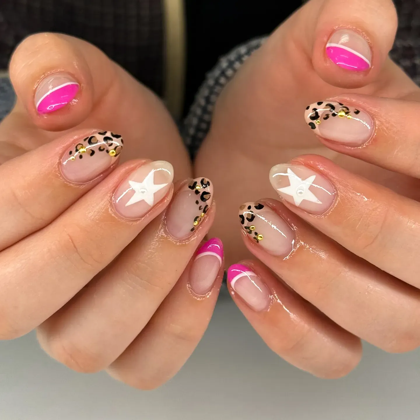A bold blend of hot pink French tips, leopard accents, and crisp white stars β these nails prove pink fall designs can be fierce and fun. π
β