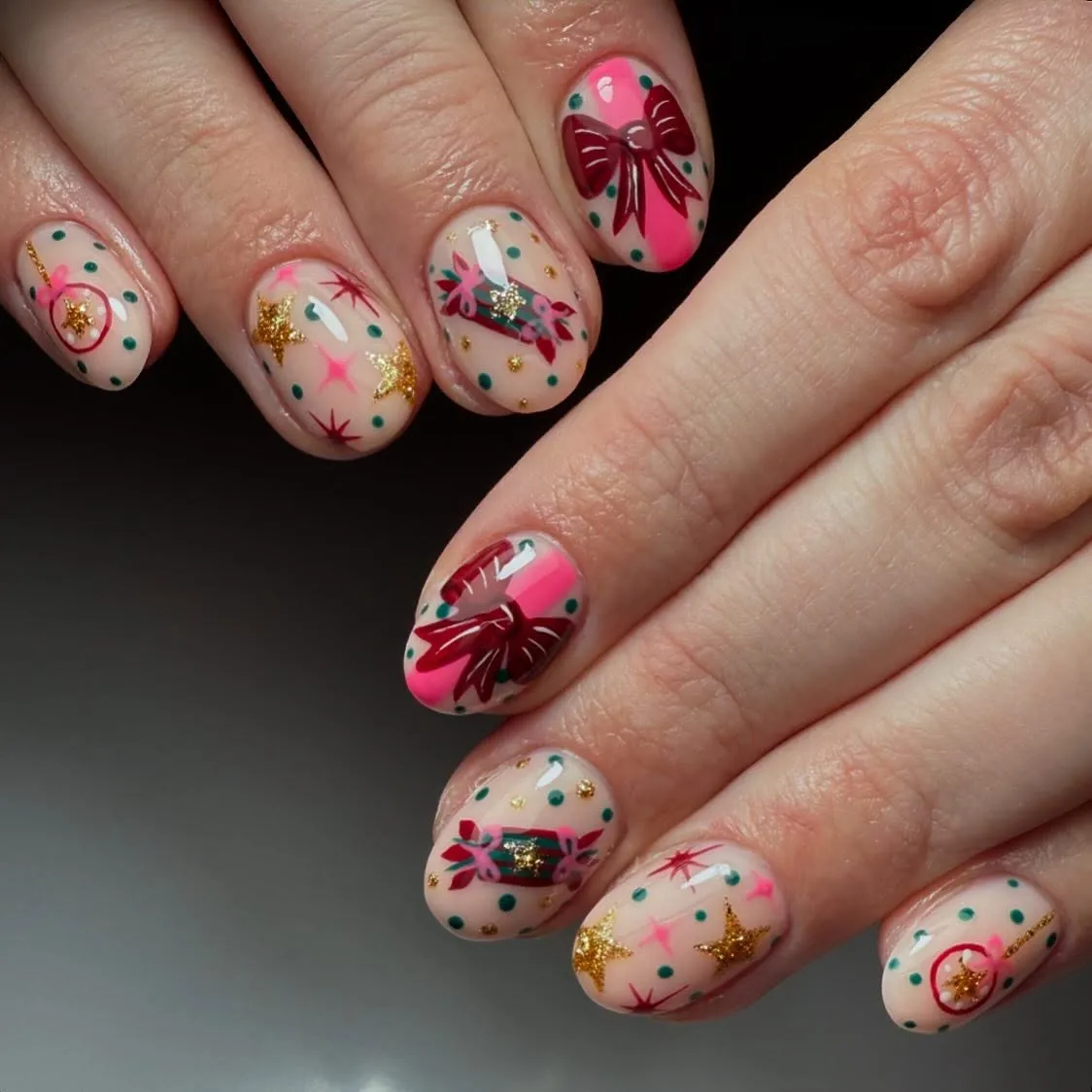 How cute are these Christmas themed nails by @that_nailstudio_? With bows, stars, candy canes, and tiny ornaments on a blush base, they’re giving sweet, modern holiday vibes — ideal if you love fun, detailed winter nail ideas.