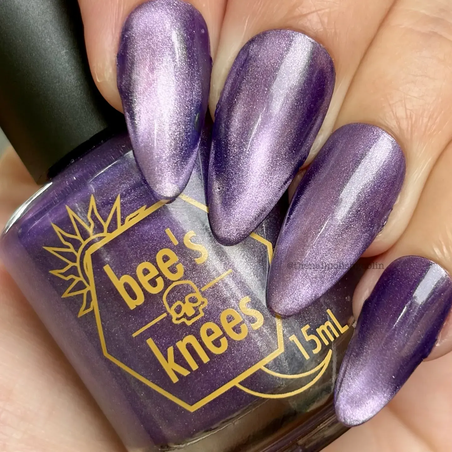 If you love a sleek finish, this deep purple nail polish delivers high shine and elegance. The metallic shimmer gives it a sophisticated glow that’s perfect for fall nights.
