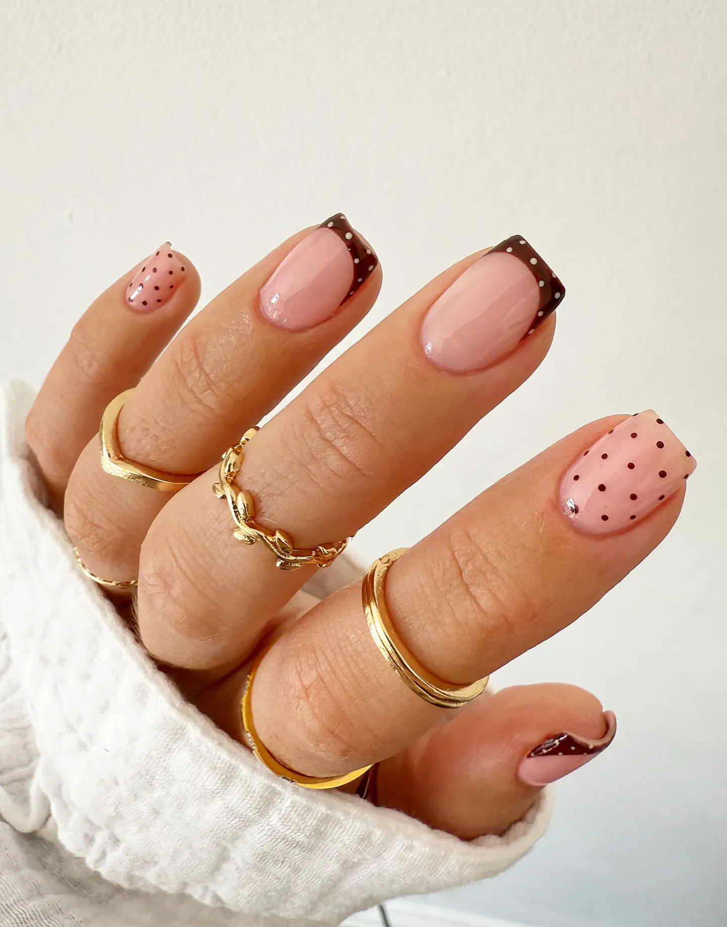 A soft neutral base with tiny chocolate tips and delicate dots — understated yet stylish for every fall outfit.