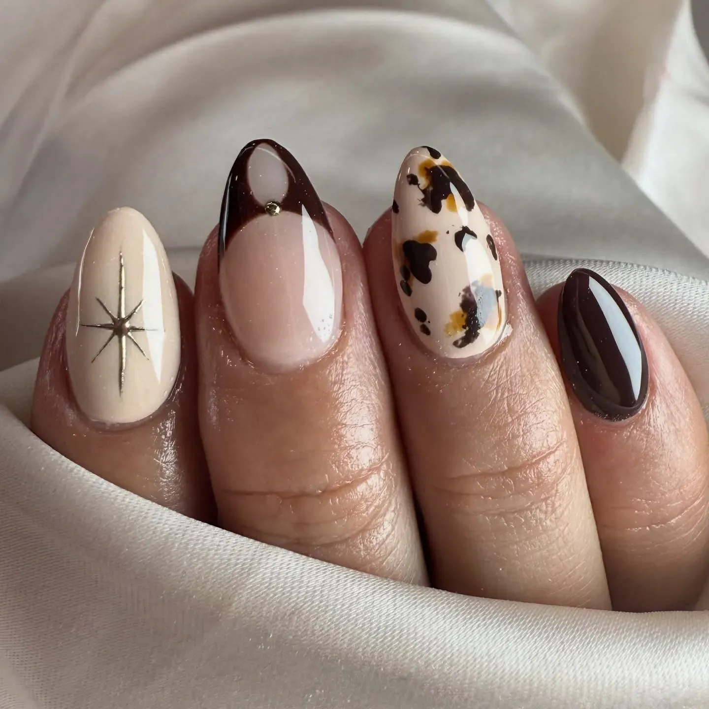 Brown chrome, tortoiseshell art, and a touch of gold detailing — this combo screams cozy coffee vibes.