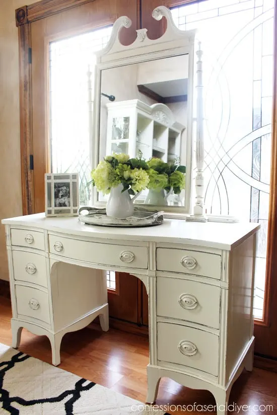 Love this vintage vanity table makeover!