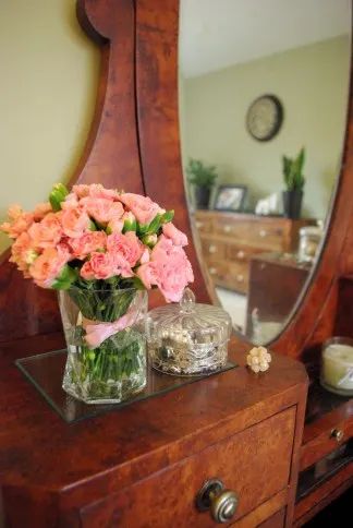 Love this vintage vanity table makeover!