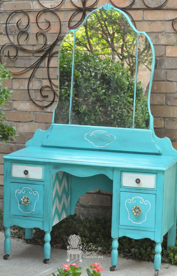 Love this vintage vanity table makeover!