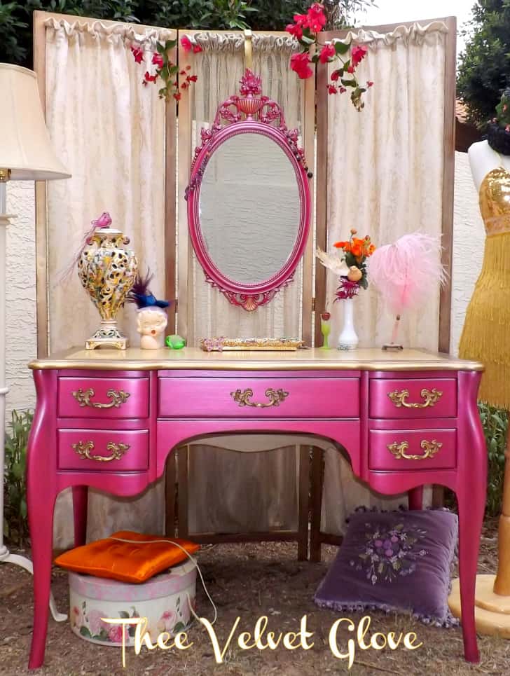 Love this vintage vanity table makeover!