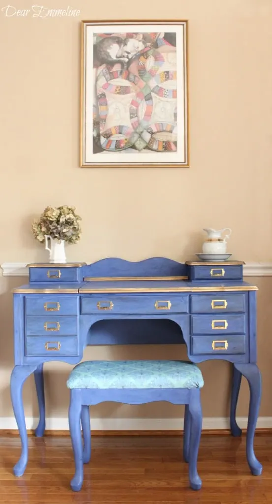 Love this vintage vanity table makeover!