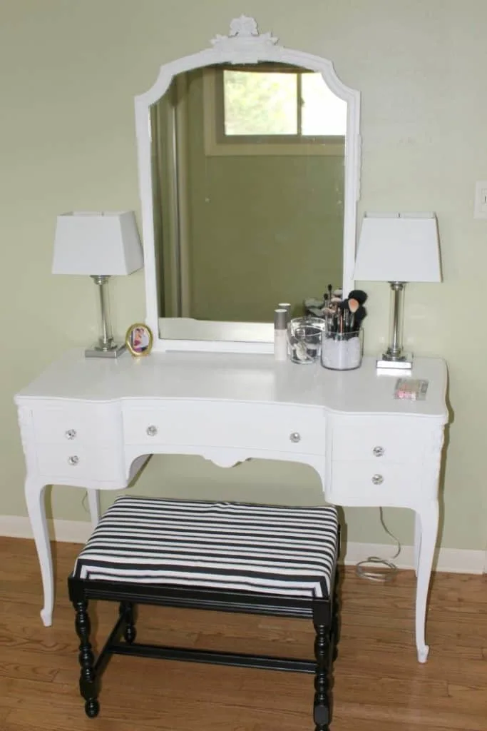 Love this vintage vanity table makeover!