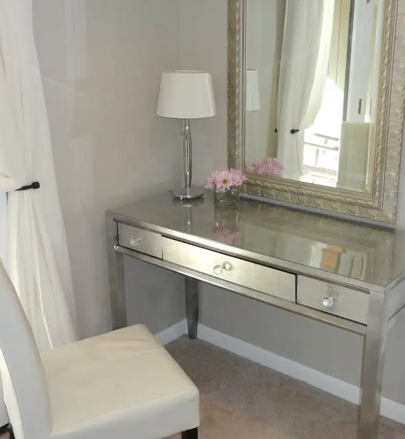 Love this vintage vanity table makeover!