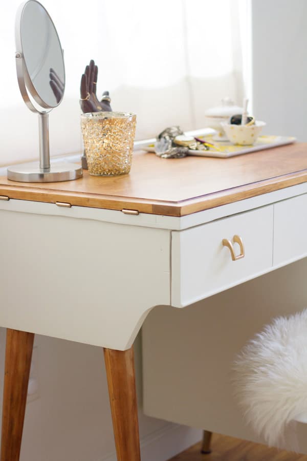 Love this vintage vanity table makeover!