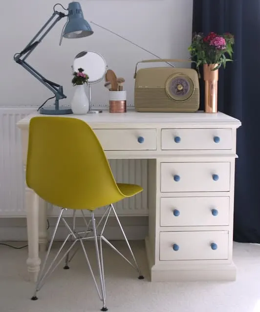 Love this vintage vanity table makeover!