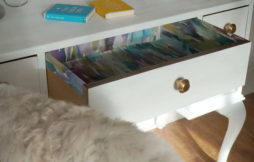 Love this vintage vanity table makeover!