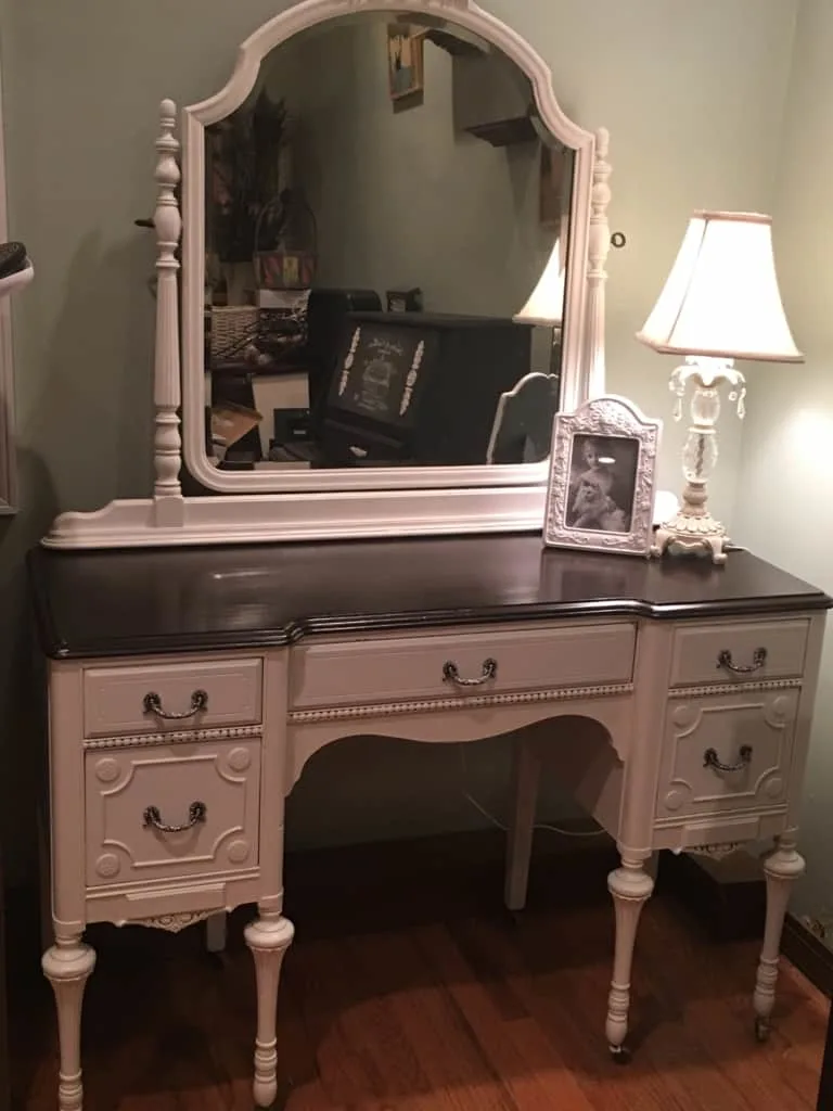 Love this vintage vanity table makeover!