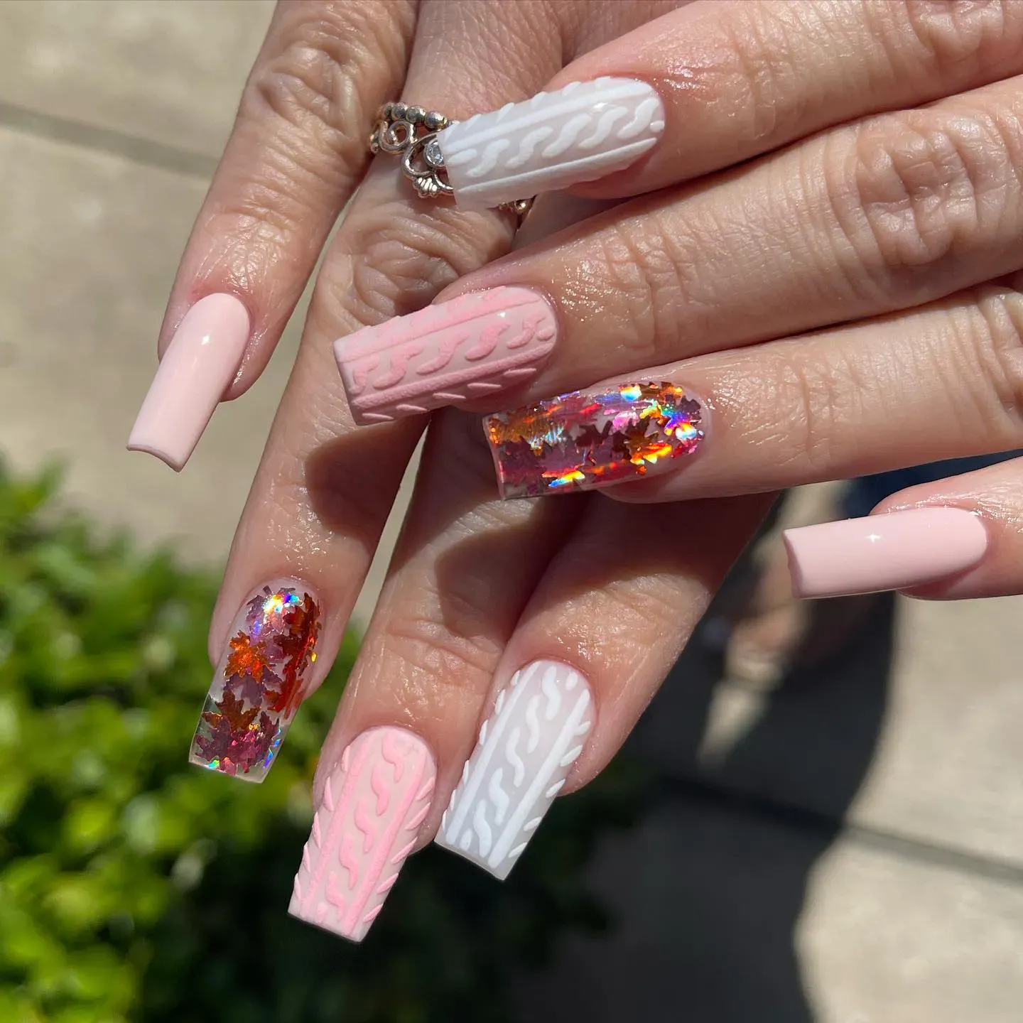 These cozy cable-knit nails mix blush pink and white with sweater-textured accents and autumn leaf glitter tips for the ultimate soft-girl fall vibe. πβ¨