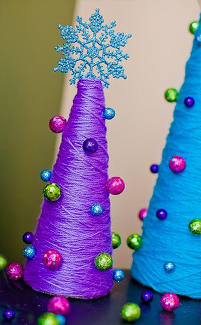 These yarn Christmas trees are GORGEOUS and so easy to make too!